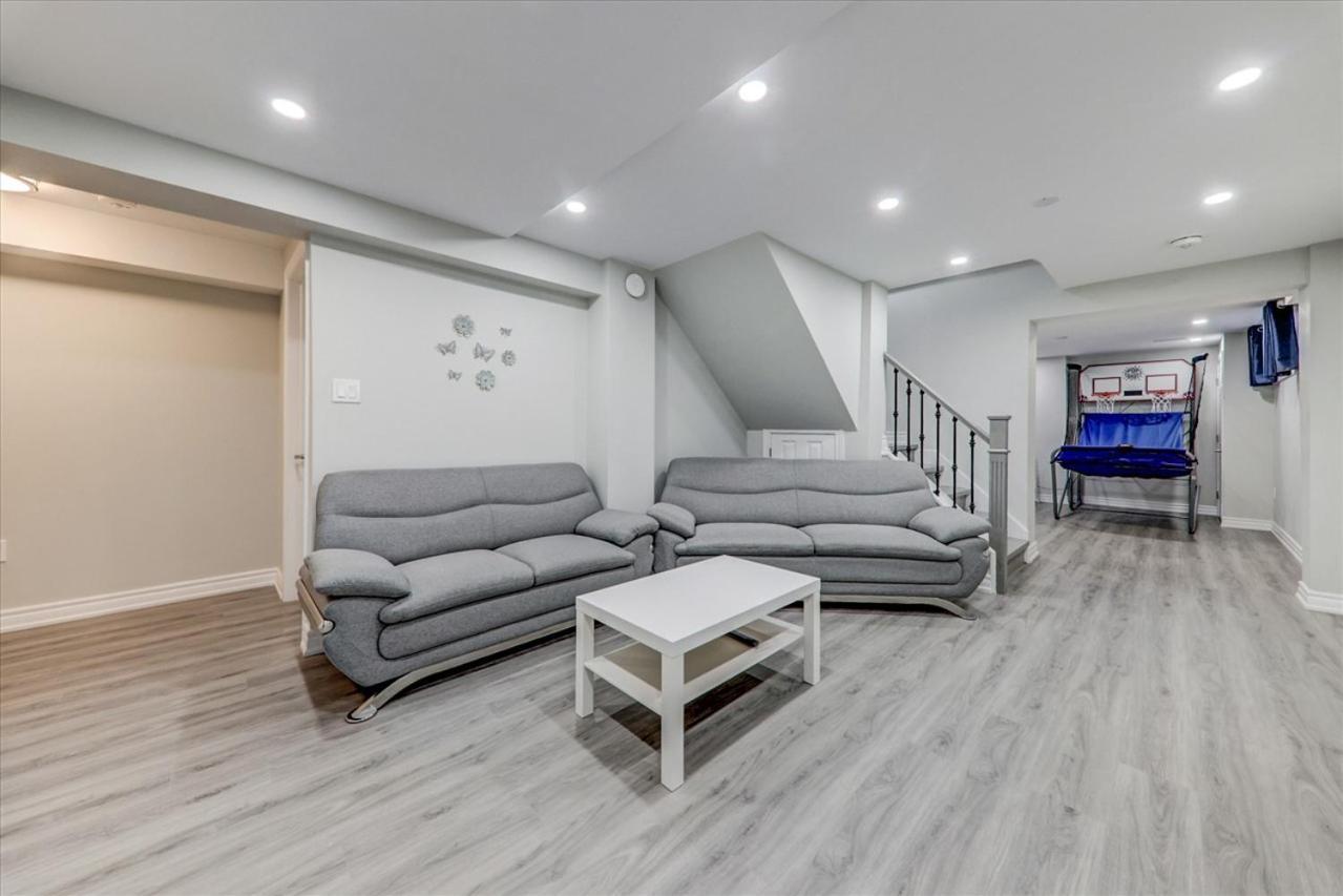 Stunning 7 Bedroom Rougeview Home With 2 Kitchens, 5 Bathrooms, Amazing Backyard & 8-Car Parking Toronto Exterior foto
