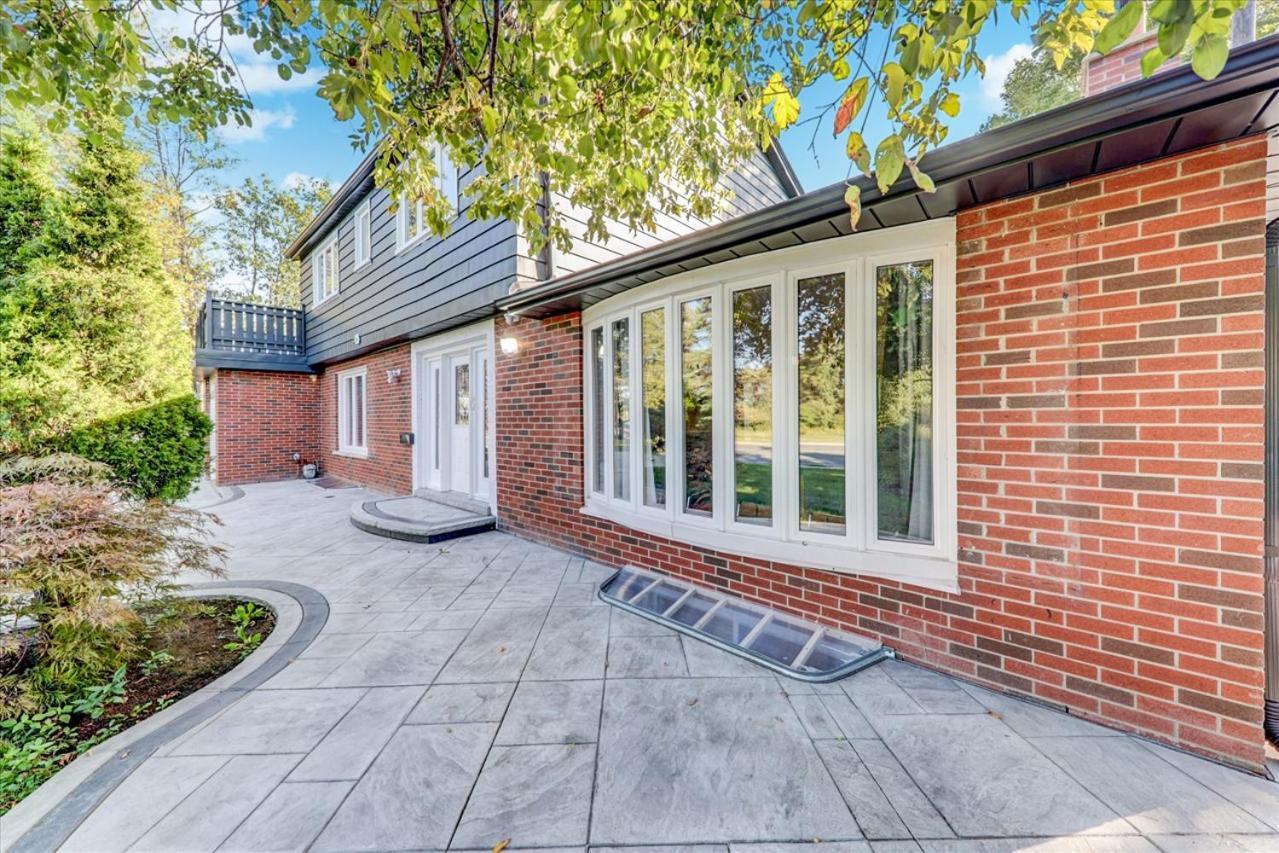 Stunning 7 Bedroom Rougeview Home With 2 Kitchens, 5 Bathrooms, Amazing Backyard & 8-Car Parking Toronto Exterior foto