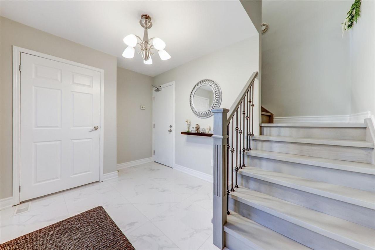Stunning 7 Bedroom Rougeview Home With 2 Kitchens, 5 Bathrooms, Amazing Backyard & 8-Car Parking Toronto Exterior foto