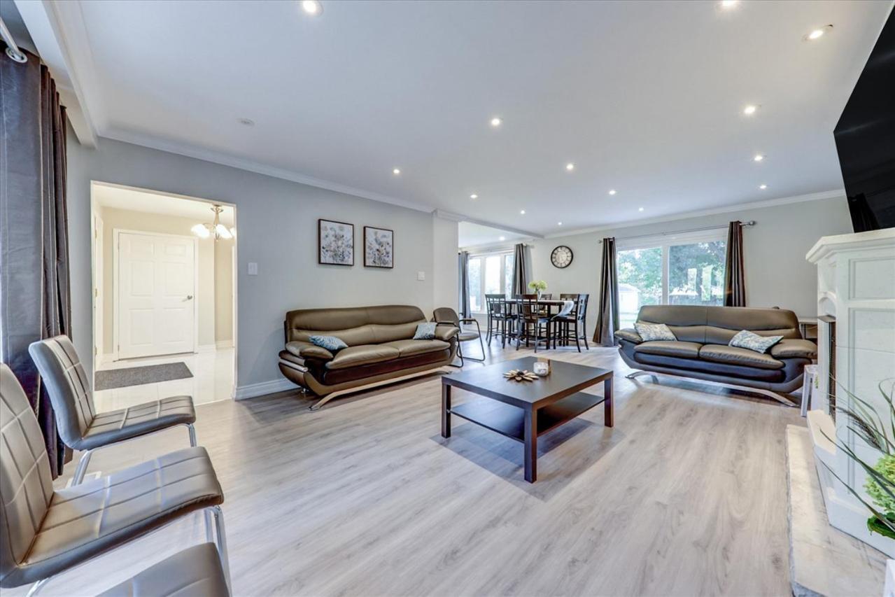 Stunning 7 Bedroom Rougeview Home With 2 Kitchens, 5 Bathrooms, Amazing Backyard & 8-Car Parking Toronto Exterior foto