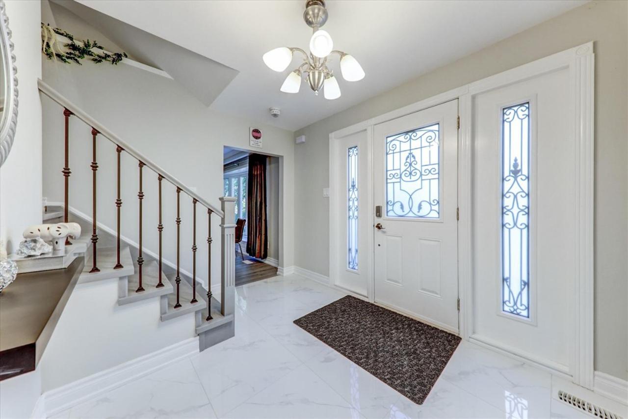 Stunning 7 Bedroom Rougeview Home With 2 Kitchens, 5 Bathrooms, Amazing Backyard & 8-Car Parking Toronto Exterior foto